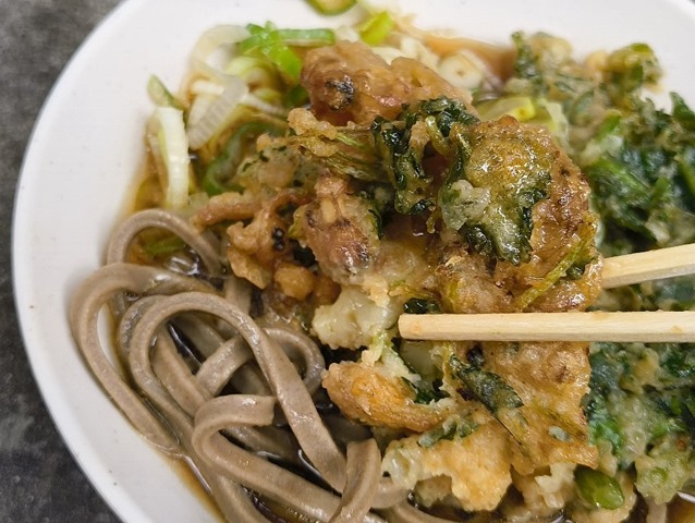 あさりと三つ葉のかき揚げを食べる