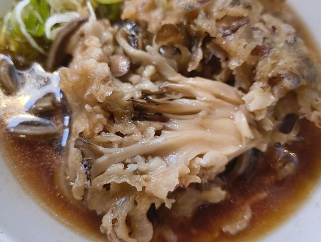舞茸天を食べる