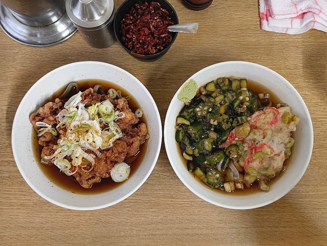 冷し太そば（小盛）＋山形だし＋ゴーヤと枝豆のかき揚げと太そば（小盛）＋ジャンボゲソ天