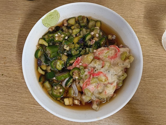 「一由そば」で「冷し太そば」（小盛）＋「山形だし」＋「ゴーヤと枝豆のかき揚げ」で朝飯再び。やっぱり「山形だし」はうまいと思います（笑）。それから「ゴーヤ」も「枝豆」も「べにしょうが」もうまいと思います（笑）。（一由そば：荒川区西日暮里2丁目）