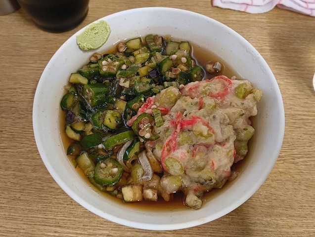 冷し太そば（小盛）＋山形だし＋ゴーヤと枝豆のかき揚げ