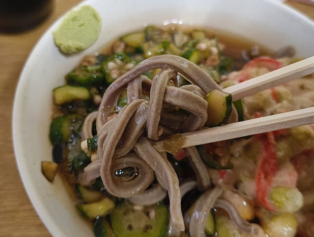 蕎麦を手繰る