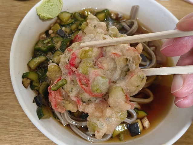ゴーヤと枝豆のかき揚げを食べる