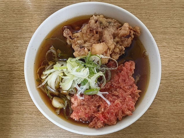 『一由そば』で「小海老のかき揚げ」と「ミニゲソ天」、それに「太そば」を小盛で朝餉にしたこと。汁を一口飲めば、「今日の汁は塩っぱいな」と家人と話すが、結局全部飲んでしまうのだから始末が悪い。うまかったのだよ（笑）。（一由そば：荒川区西日暮里2丁目）