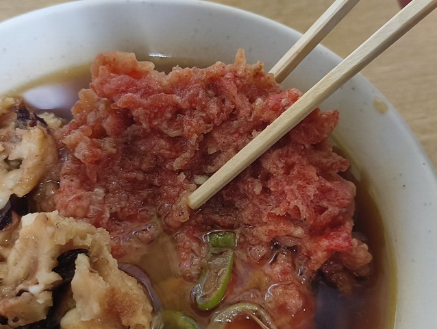 小海老のかき揚げを食べる