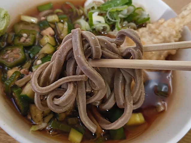 蕎麦を手繰る