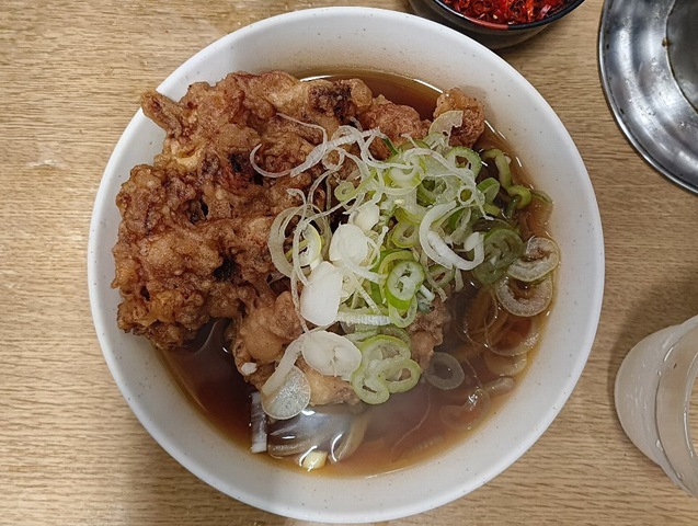 『一由そば』の「太そば（小盛り）」と「ジャンボゲソ天」で朝食だ。予定外の「ジャンボゲソ天」だったが、最後にゲソ天を口に含んだまま外に出た。そしてガムのように暫く噛んでいたのだよ。 いや、まったく、この店はたまらないな（笑）。（一由そば：荒川区西日暮里２丁目）