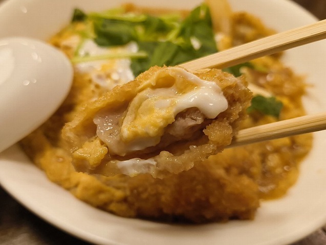 かつ煮を食べる