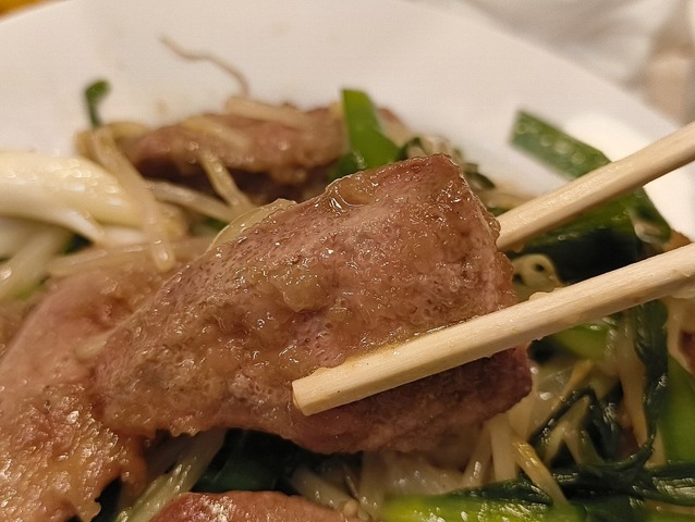 ニラレバ炒めを食べる