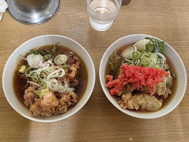 ジャンボゲソ天＋太そば（半分）とカキ天3個＋紅しょうが天（半分）＋太そば（半分）