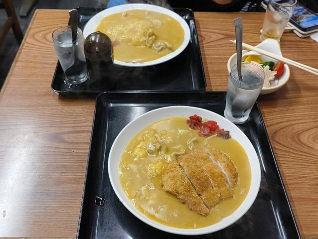 「東嶋屋」で家人と一緒に「カツカレー」（ご飯半分）と「ライスカレー」でランチにしたこと。それはどんなに似ている「カレー」があっても全く別次元の味がするのである。ほんのりと「カレー」の風味を感じる塩味と言葉では書けるが、そのトロミ加減と塩加減が抜群なのである。うまかったのだよ（笑）。（東嶋屋：竜泉一丁目）