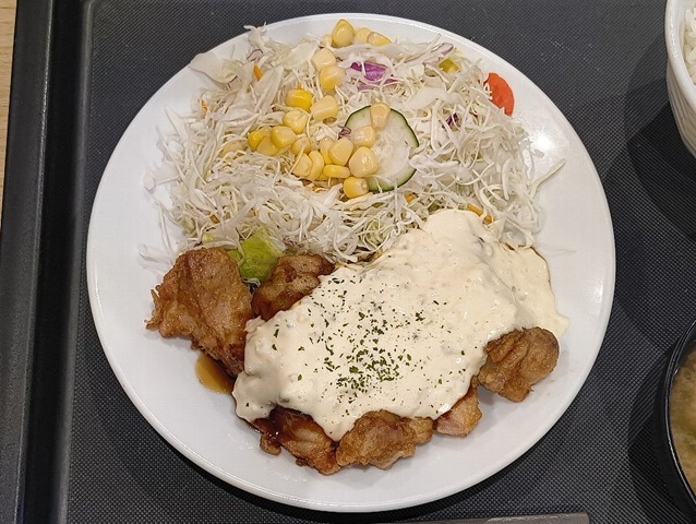 『松屋 本所吾妻橋店』で「チキン南蛮定食」（ライス小）でランチ。本当はここには書かないのだがあえて書く。これはまずいのではない。 塩っぱいのだよ。それも半端じゃなく塩っぱすぎて、途中で食べるのを諦めたのだよ。これは腎臓を病んでいる方々は避けるべきだ（と思う）（笑）。（松屋 本所吾妻橋店：墨田区吾妻橋3）