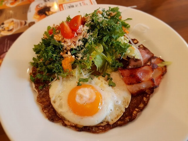 フレッシュ野菜と目玉焼きのチーズガレット