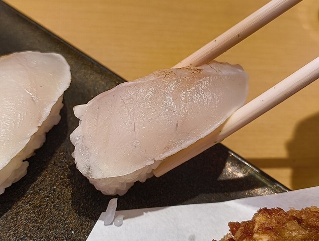 直火炙りにぎりを食べる