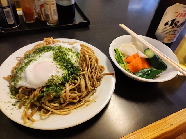 大釜本店の目玉焼きそばと自家製ぬかづけとスーパードライ