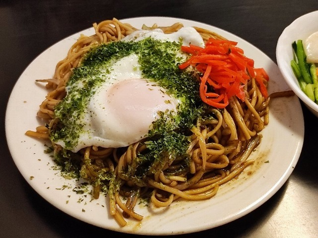 目玉焼きそばに紅ショウガをのせて