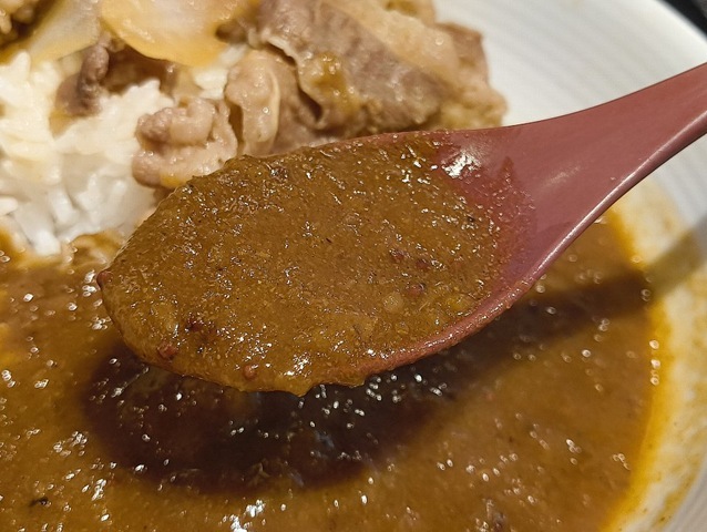 カレーを食べる