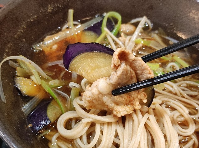 豚肉と茄子を食べる