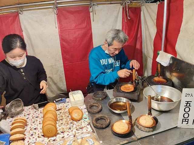 カルメ焼きのおじさんと娘さん