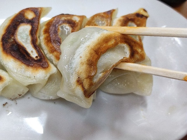 餃子を食べる