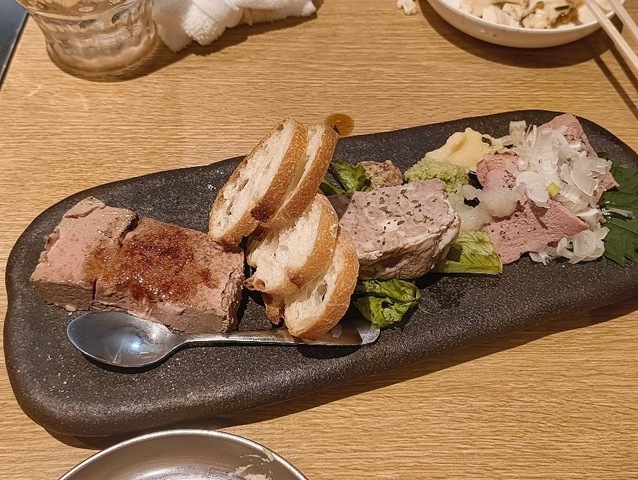 「おとんば」で「ポテトサラダ」「にんにらやっこ」、「レバー」、「たんかるび」、「れば三昧」で〆たこと。「御徒町店」は初めてだったが、若い人が多かったのは、時間帯が遅いせいかもしれないな。うまかったのだよ（笑）。（大衆酒場 もつ焼き おとんば 御徒町店：上野六丁目）