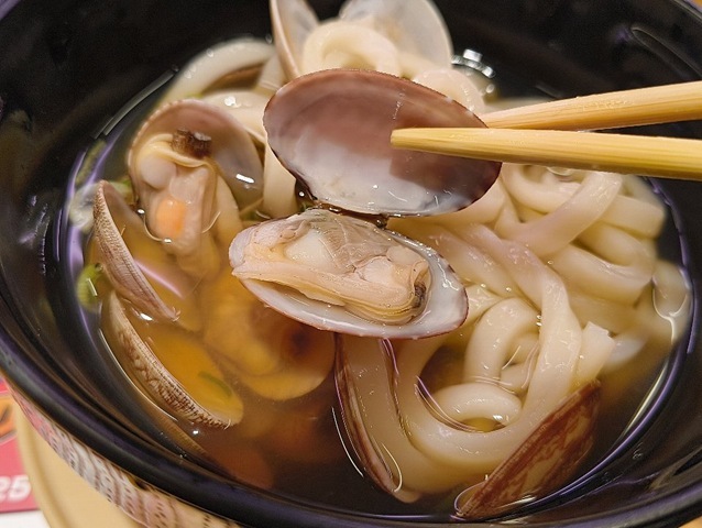 あさりを食べる