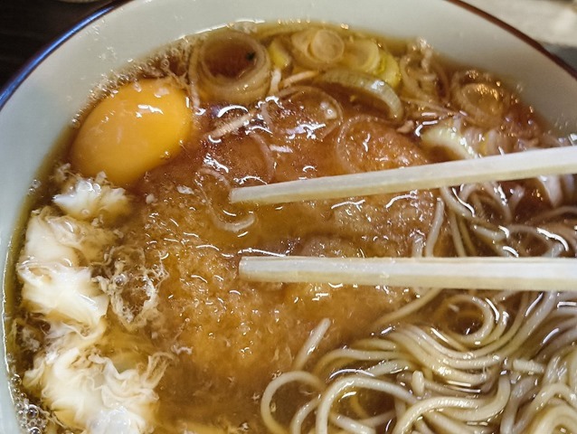 コロッケを汁に浸して崩壊寸前に迄もっていく