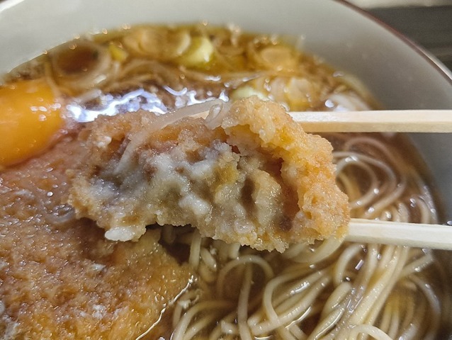 コロッケが崩壊寸前のところで一口食べてみる