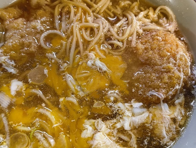 玉子の黄身も蕎麦に散らすのだ