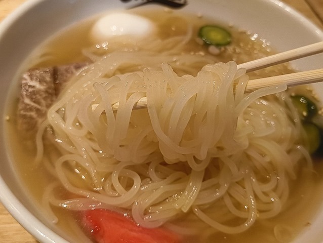 冷麺を手繰る