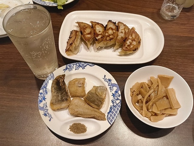 ハイボール、焼餃子、タラの唐揚げ、メンマ