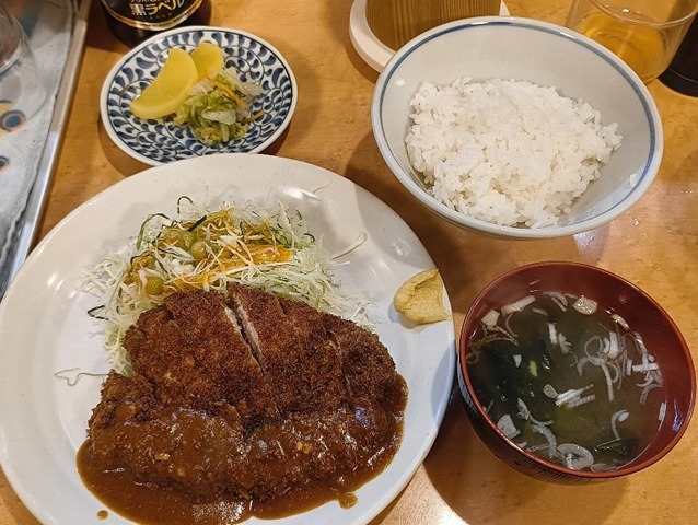 伝統のデミグラスソースかけのロースとんかつ定食