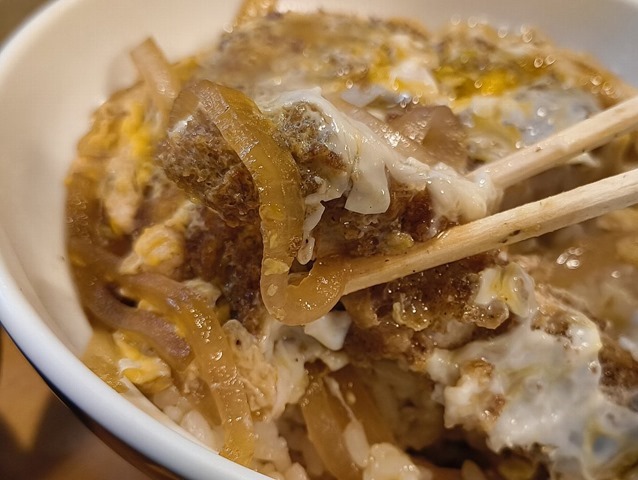 カツ丼の頭を食べる