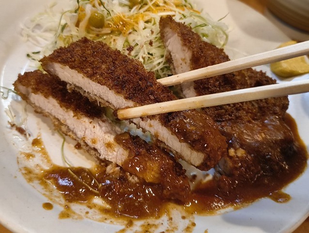 ロースとんかつわ食べる