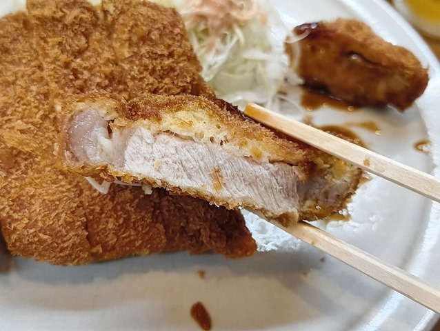 ロースカツを食べる