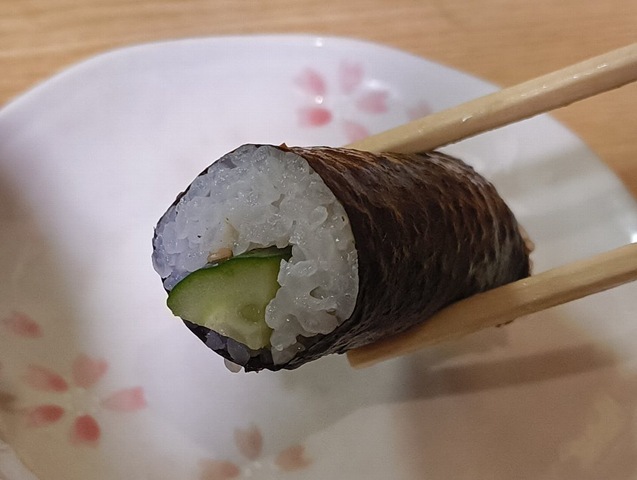 かっぱ巻を食べる