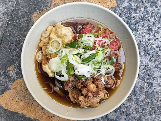 今年の食べ終わりに「一由そば」に行ったのだ。屋外で「かき天」＋「紅しょうが天」（半分）＋「ミニゲソ天」＋「太そば」（半分）でモーニングにしたのだが、晴天の中、ごちゃごちゃした「蕎麦」は最高だったのだよ（笑）。（一由そば：荒川区西日暮里2丁目）