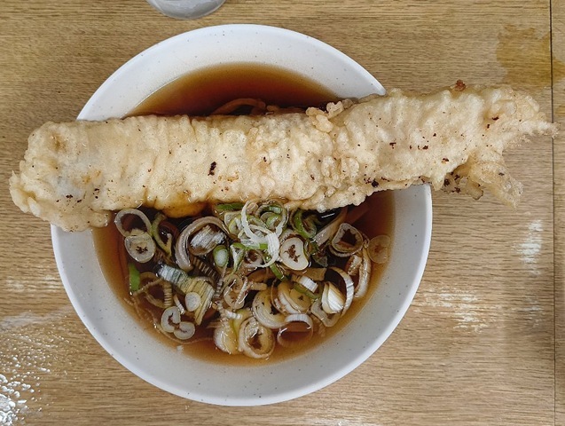 『一由そば』の「太そば（小盛り）」と「穴子天」で朝食だ。カリカリのクリスピーな「天ぷら」が『一由そば」のウリなのだが、この「穴子天」は別なのだ。 それは柔らかくふんわりと仕上げてある。うまいのであるな（笑）。（一由そば：荒川区西日暮里２丁目）