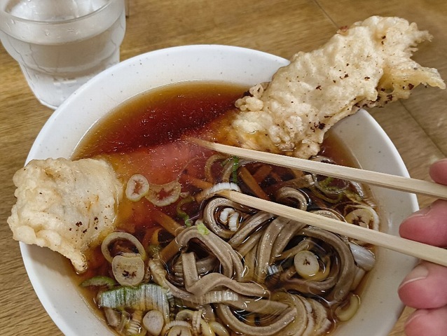 穴子天を汁に浸してやる