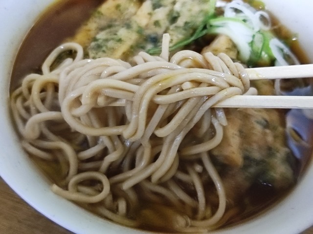 蕎麦を手繰る