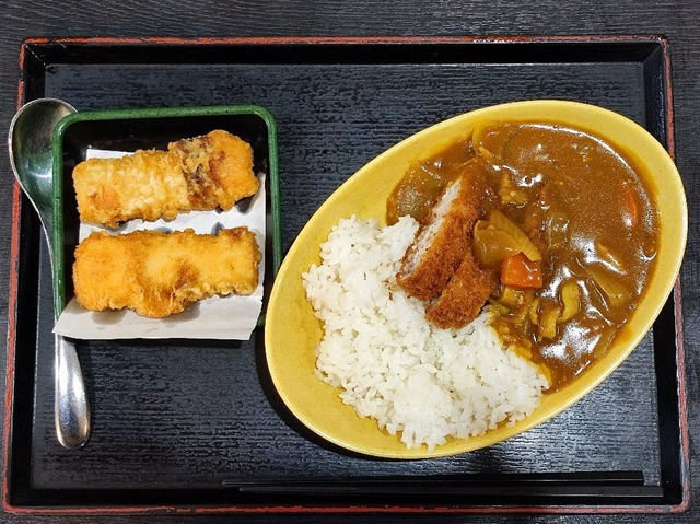 「ゆで太郎」の「ミニカツカレー」+「ちくわ天」でランチ。いや、「ちくわ天」にカレーをつけて食べるとこれがうまいのだよ（笑）。（ゆで太郎本所吾妻橋店：墨田区吾妻橋3丁目）