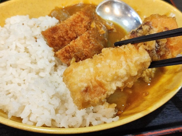 迷うことなくちくわ天にカレーをつけるのだ