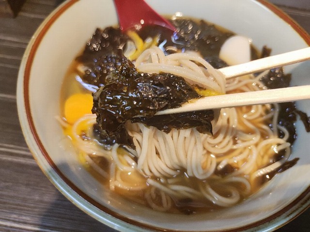 岩のりと一緒に蕎麦を手繰る