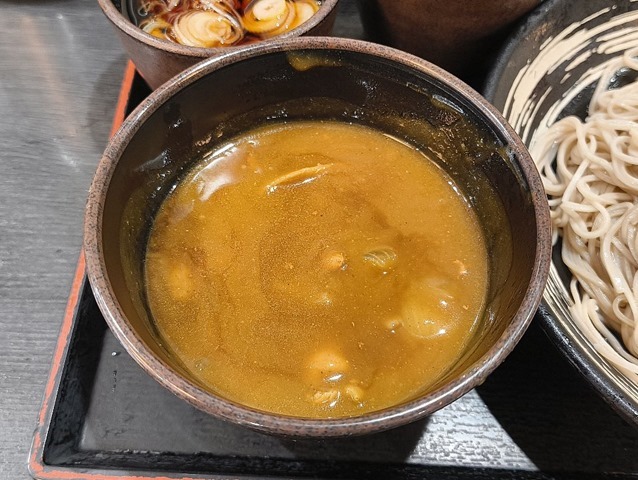 つけ汁の1/3程をカレールーに加えてやるのだ