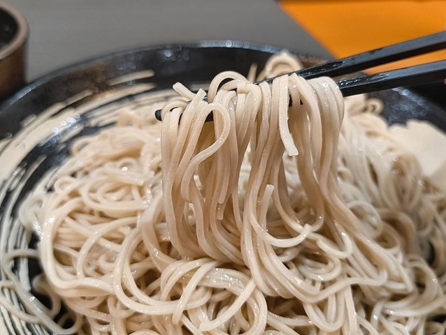蕎麦を手繰る