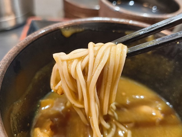 カレーつけ汁にどっぷりと入れてやる