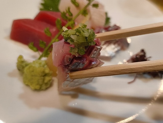 アジを食べる