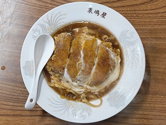 『東嶋屋』で夕餉。世界一うまい蕎麦屋の「ライスカレー」（ご飯半分）に、今日は「かつ丼のあたま」、「大えび天ぷら」それに「おしんこ」をもらいビールを驕ったのだ。「かつ丼のあたま」は想像以上の出来で、家人は「かつ丼」を次にはもらう気でいる、いや、至福の夕餉だったのだよ（笑）。（東嶋屋：竜泉一丁目）