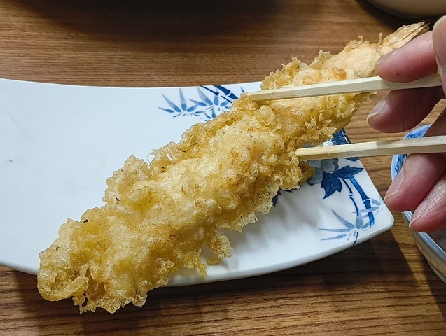 大えび天ぷらを食べる
