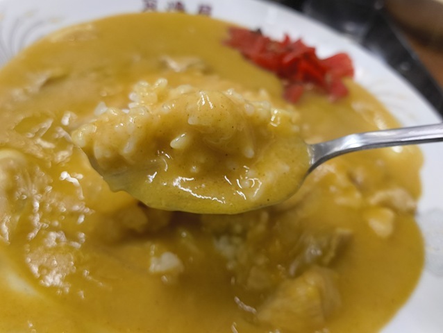 ライスカレーを食べる